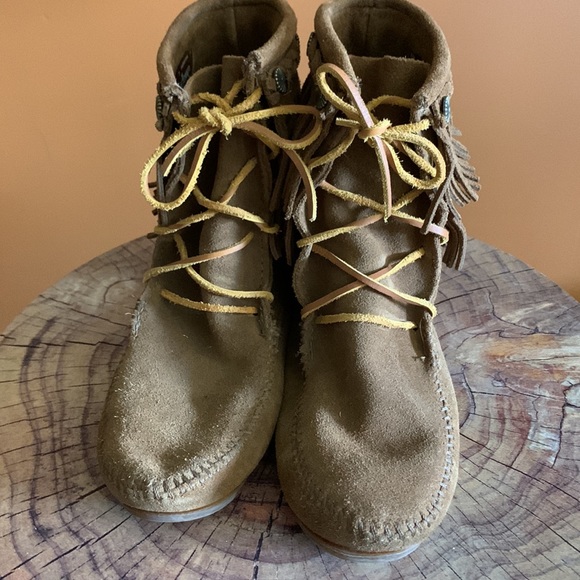 Minnetonka leather moccasins HOST PICK - Picture 3 of 7